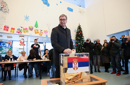 Президент Сербии Александр Вучич голосует на избирательном участке во время парламентских выборов в Белграде.