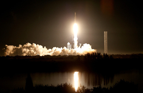 Старт ракеты SpaceX Falcon Heavy с кораблем X-37B. Мыс Канаверал, Флорида.