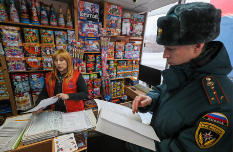 Рейд сотрудников МЧС РФ по местам продажи пиротехники в Казани. Архивное фото.
