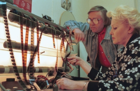 Режиссер «Лентелефильма» Олег Рябоконь и монтажер Галина Мажар за работой над фильмом «Пророки в своем отечестве». Ленинград, 1990 год.