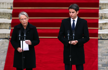 Экс-премьер Франции Элизабет Борн и назначенный на пост премьер-министра Франции Габриэль Атталь.
