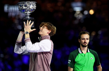 Янник Синнер и Даниил Медведев (справа).