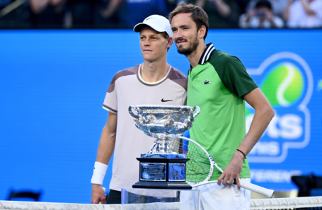 Австралия. Мельбурн. Итальянский теннисист Янник Синнер и российский теннисист Даниил Медведев (слева направо) перед финальным матчем теннисного турнира Australian Open.  