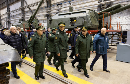 Министр обороны РФ Сергей Шойгу во время проверки гособоронзаказа по производству самоходных артилерийских установок (САУ).
