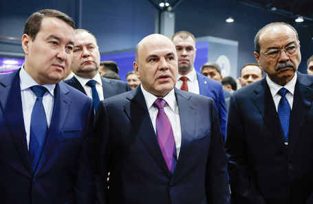 Премьер-министр Казахстана Алихан Смаилов, премьер-министр РФ Михаил Мишустин и премьер-министр Узбекистана Абдулла Арипов (слева направо).