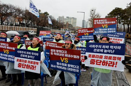 Врачи принимают участие в акции протеста против плана по приему большего числа студентов в медицинские школы. Сеул.