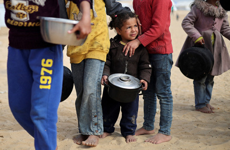 Очередь за едой. Лагерь палестинских беженцев в Рафахе, юг сектора Газа.