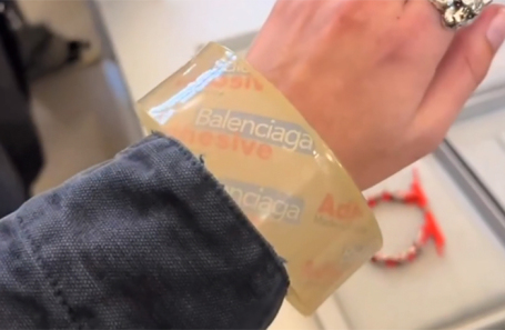 Вещь дня: Balenciaga выпустила браслет в виде скотча - Hi-Tech luchistii-sudak.ru