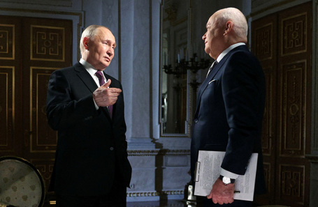 Владимир Путин дает интервью гендиректору медиагруппы «Россия сегодня» Дмитрию Киселеву.