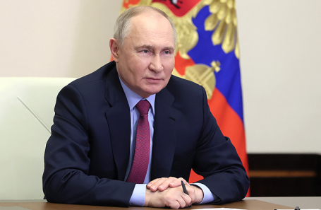 Президент РФ Владимир Путин в резиденции Ново-Огарево во время совещания с членами правительства РФ.