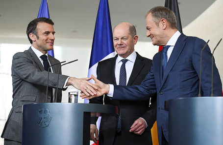 Президент Франции Эммануэль Макрон пожимает руку премьер-министру Польши Дональду Туску рядом с канцлером Германии Олафом Шольцем после заявления для прессы перед трехсторонней встречей консультационного форума «Веймарский треугольник» в канцелярии в Берлине.