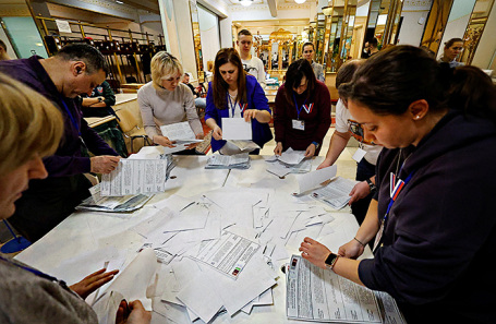 Подсчет голосов после закрытия избирательных участков в Москве.
