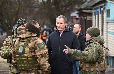 Губернатор Белгородской области Вячеслав Гладков (в центре).