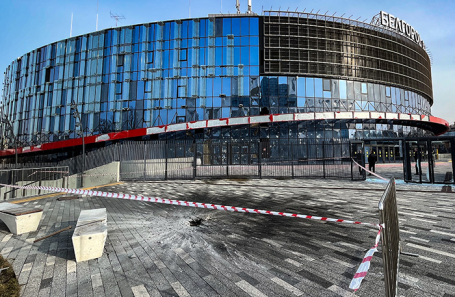 Последствия падения боевого снаряда у стадиона «Белгород Арена».