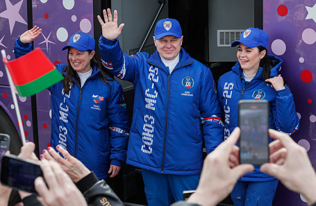 Астронавт Трейси Дайсон, космонавт Олег Новицкий и член экипажа из Белоруссии Марина Василевская (слева направо).