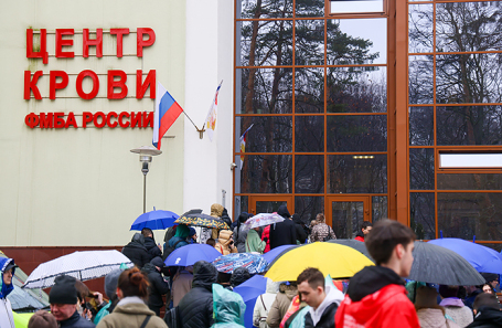 Люди в очереди на сдачу крови и ее компонентов у здания Центра крови ФМБА России.