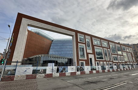 Новый корпус Государственной Третьяковской галереи, построенный на Кадашевской набережной.