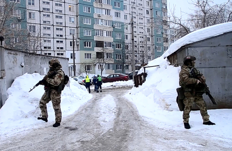 Сотрудники ФСБ РФ во время задержания пособника террористической организации «Русский добровольческий корпус» (РДК), запрещенной в РФ.