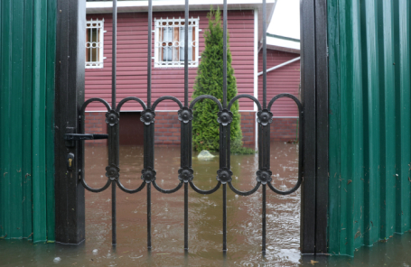 Dacha owners are getting ready for the spring flood