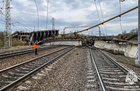 Смоленская область. Вязьма. Вид на частично обрушившийся Панинский путепровод.
