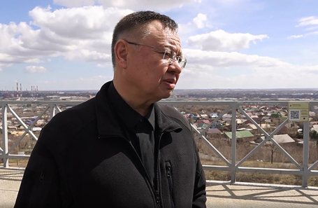 Министр строительства и жилищно-коммунального хозяйства РФ Ирек Файзуллин во время осмотра зоны затопления в Орске.