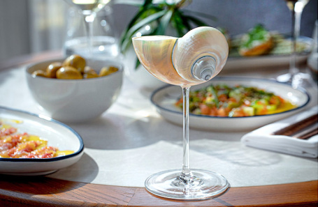 В ресторане Афина.