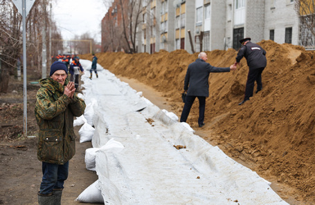 Установка водоналивных дамб в Кургане.