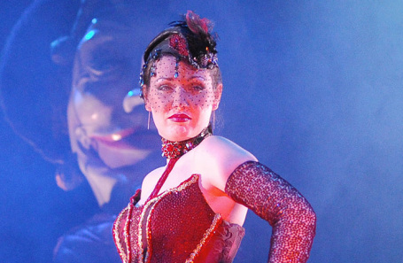 Актриса Инна Головина (в роли Беатриче) в сцене из спектакля по пьесе Карло Гольдони «Бабьи сплетни» в электротеатре «Станиславский». Архив.  