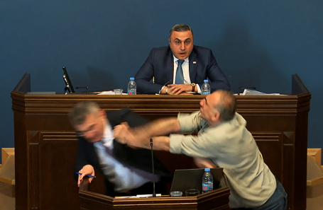 Мамука Мдинарадзе, лидер парламентской фракции правящей партии «Грузинская мечта», получил удар по лицу от оппозиционного депутата Алеко Элисашвили во время обсуждения законопроекта об «иностранных агентах» в парламенте, Тбилиси, Грузия.