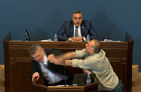 Во время обсуждения законопроекта об иностранных агентах в парламенте Грузии. 15 апреля.