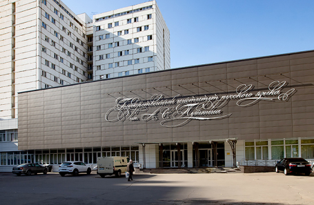 Вход в здание Государственного института русского языка им. А.С. Пушкина.