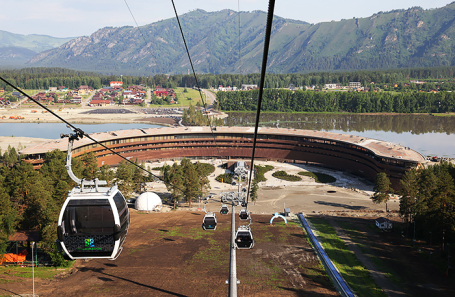 Фуникулеры на канатной дороге на территории всесезонного курорта Манжерок.