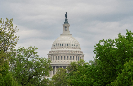 Вид на Капитолий США перед голосованием палаты представителей по закону о выделении 95 млрд долларов на помощь в сфере безопасности Украине, Израилю и Тайваню, на Капитолийском холме в Вашингтоне, США