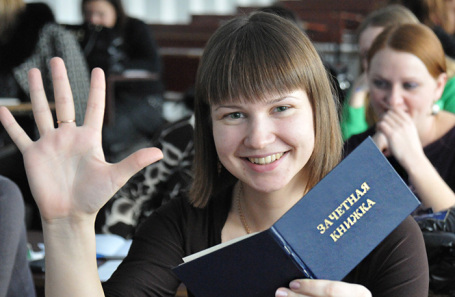 Студентка после сдачи экзамена. Архивное фото.