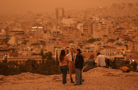 Пыль из Сахары над Афинами.