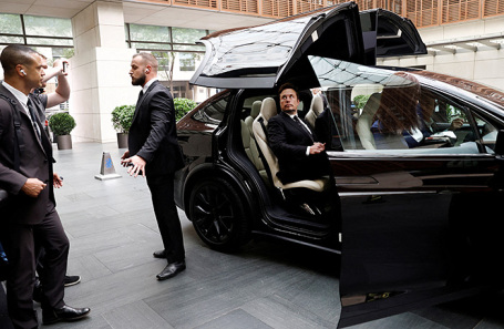 Илон Маск (справа).