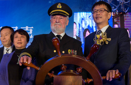 Бернард Хилл на презентации проекта создания точной копии «Титаника» для тематического парка в Китае. 2014 год.