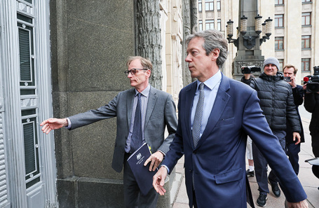 Чрезвычайный и полномочный посол Великобритании в России Найджел Кейси (справа) на входе в МИД РФ.