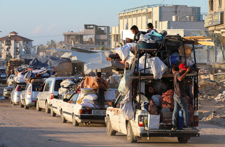 Беженцы из Рафаха перемещаются в центр сектора Газа минуя Хан-Юнис.