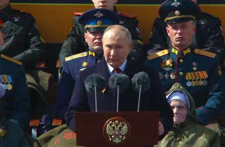 Президент РФ Владимир Путин выступает во время парада Победы на Красной площади в Москве.