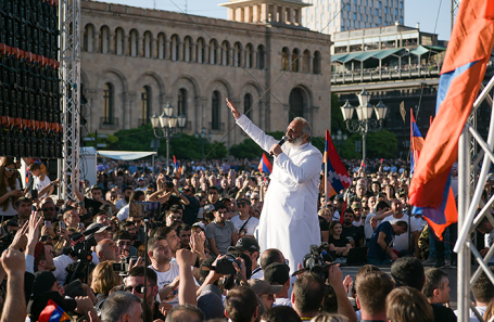 Армения. Ереван. Архиепископ Тавушской епархии Армянской апостольской церкви Баграт Галстанян на акции протеста на площади Республики. Протестующие требуют отставки премьер-министра Армении Никола Пашиняна.