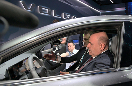 Премьер-министр РФ Михаил Мишустин в автомобиле Volga C40 на выставке IX конференции «Цифровая индустрия промышленной России».