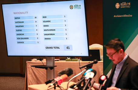 Пресс-конференция в больнице Самитивей Сринакарин после аварийной посадки рейса SQ321 Singapore Airlines в Бангкоке.