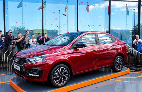 Презентация нового автомобиля Lada Iskra на ПМЭФ-2024.