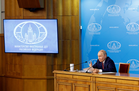 Президент России Владимир Путин выступает с речью во время встречи с руководством МИД России в Москве.