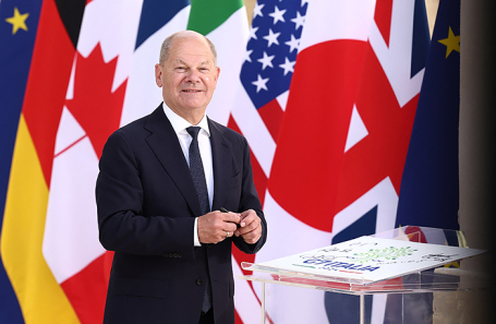 Канцлер Германии Олаф Шольц на саммите G7 на курорте Борго Эгнация в Савеллетри, Италия.