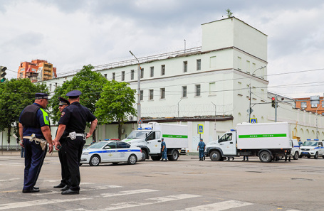 Оперативные службы у СИЗО №1 в Ростове-на-Дону.