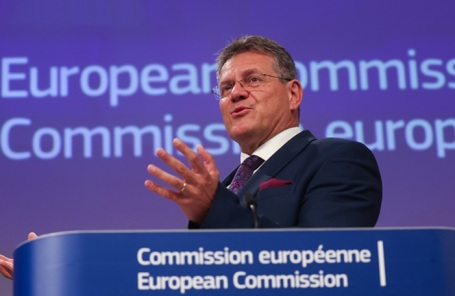 Заместитель председателя Европейской комиссии Марош Шефчович на брифинге по результатам третьего с начала года тендера на совместную закупку сжиженного природного газа (СПГ) в ЕС.