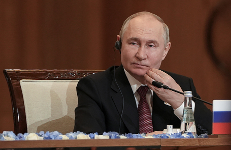 Президент РФ Владимир Путин на заседании Совета глав делегаций государств — членов Шанхайской организации сотрудничества в Астане.