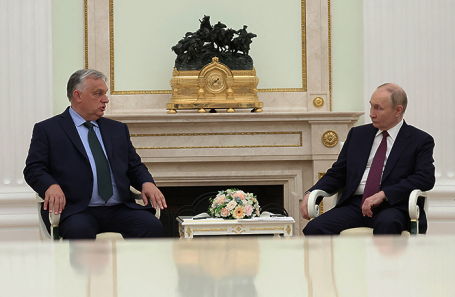 Президент РФ Владимир Путин и премьер-министр Венгрии Виктор Орбан (справа налево) во время пресс-конференции по итогам переговоров в Кремле.